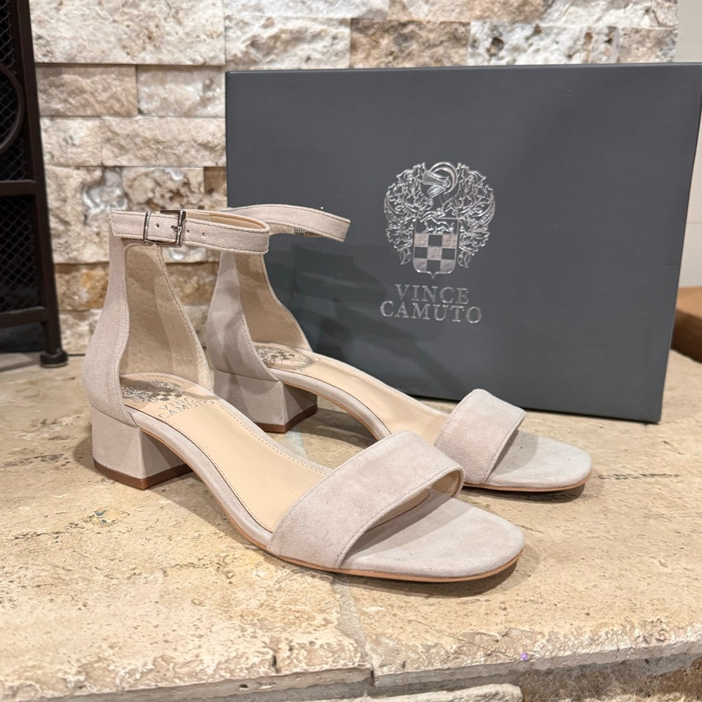 Vince Camuto Sasseta Sandal Taupe Suede Leather Womens US Size 7 "New In Box"